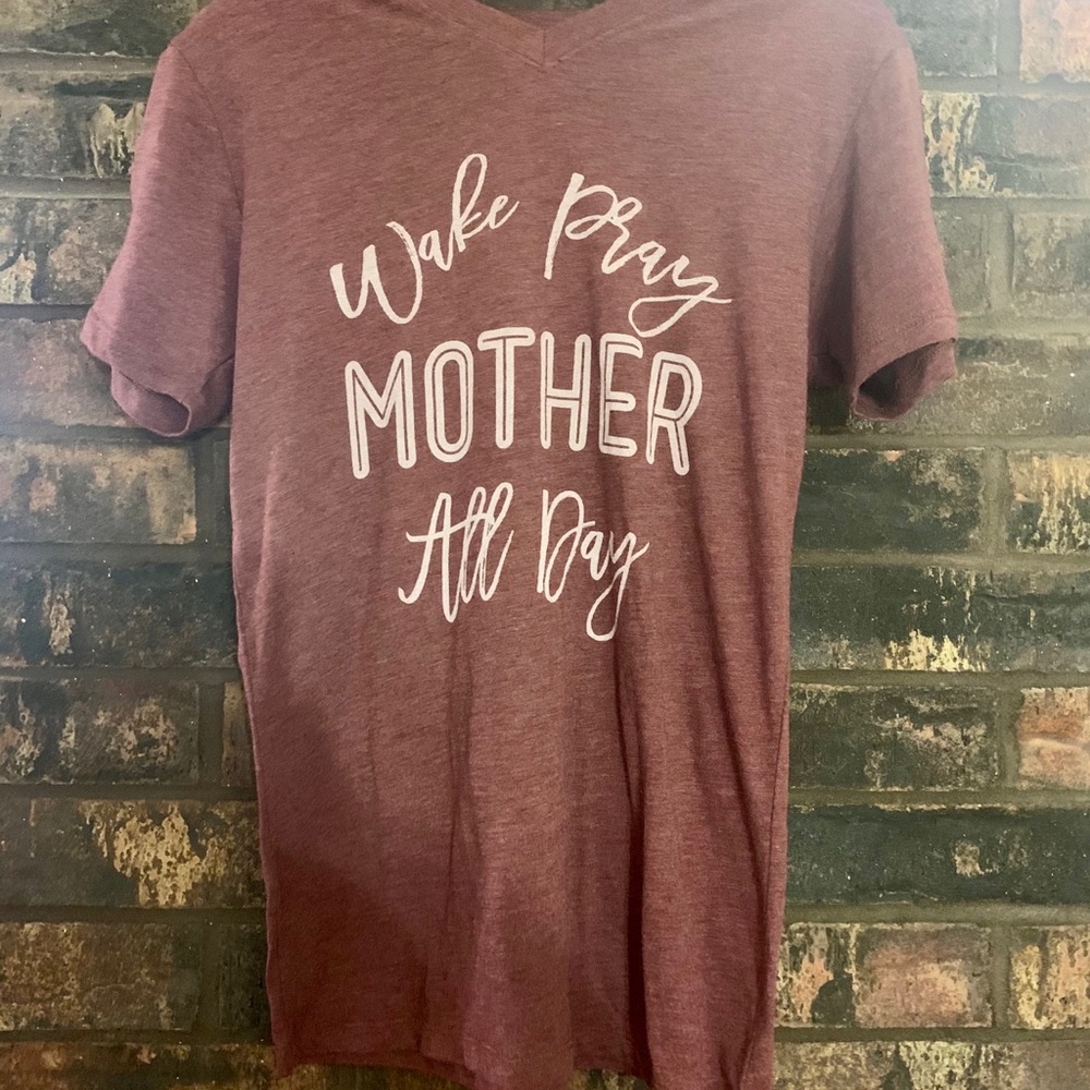 3/$25💚 Wake Pray Mother All Day tee S NEW - Picture 1 of 5